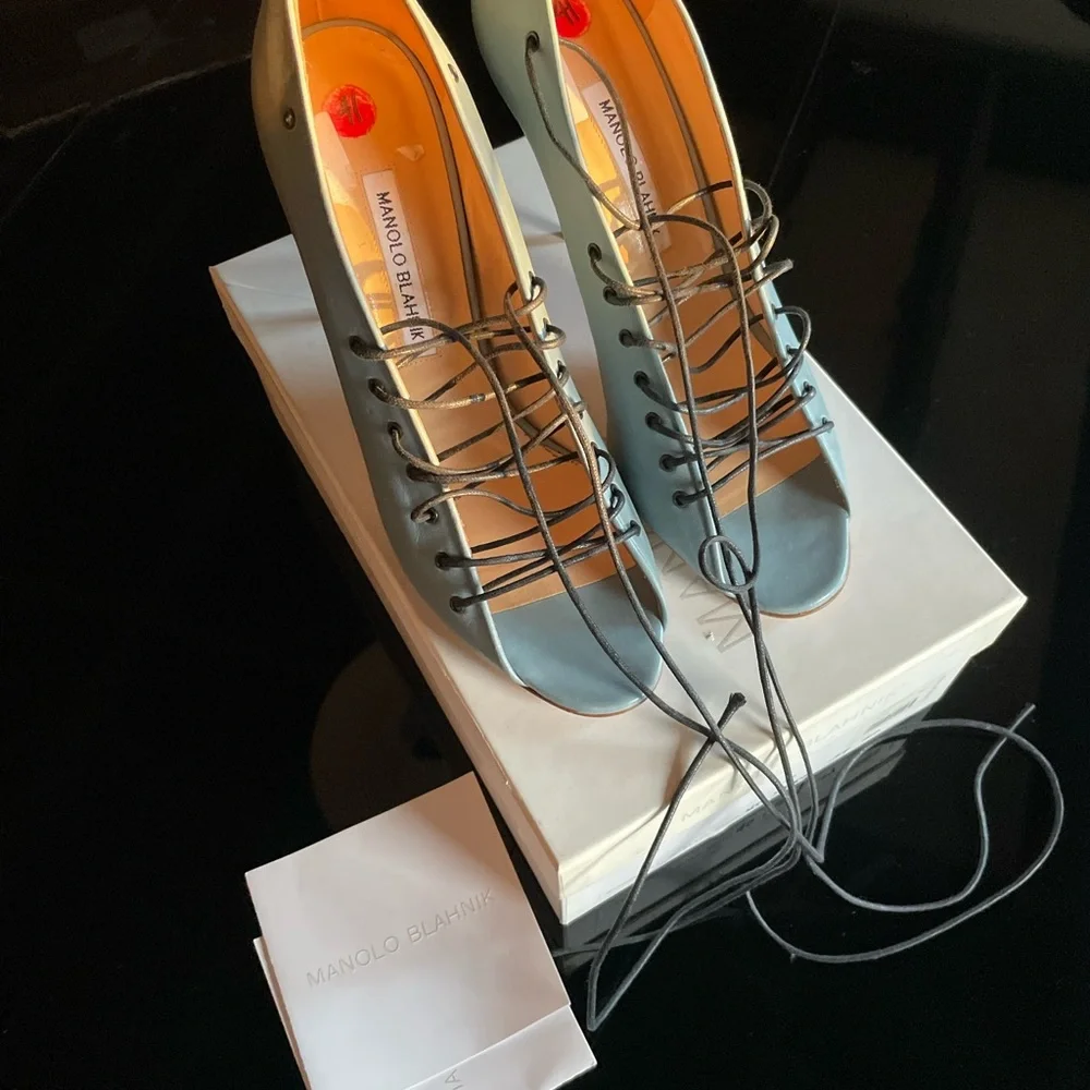 Manolo Blahnik new powder blue lace up pumps - Picture 4 of 6